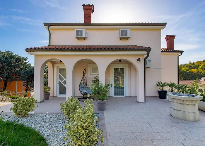 4 Bedroom Cozy In بيت للعطل