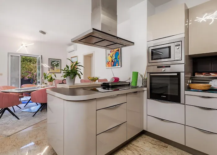 4 Bedroom Cozy In بيت للعطل *