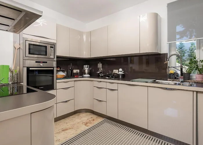 4 Bedroom Cozy In Dom wakacyjny *