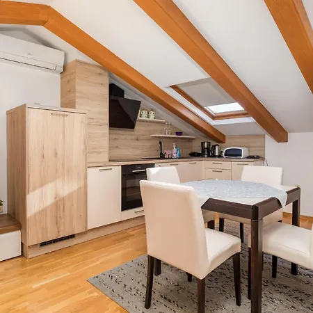 Prázdninový dům 4 Bedroom Cozy In *