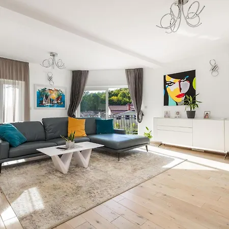4 Bedroom Cozy In Prázdninový dům