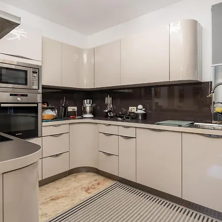 4 Bedroom Cozy In Prázdninový dům *